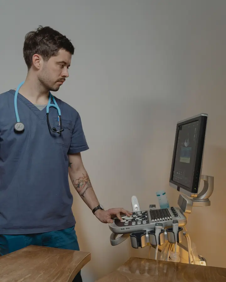 Profesional de salud frente a un equipo de ultrasonido, fotografía ilustrativa.