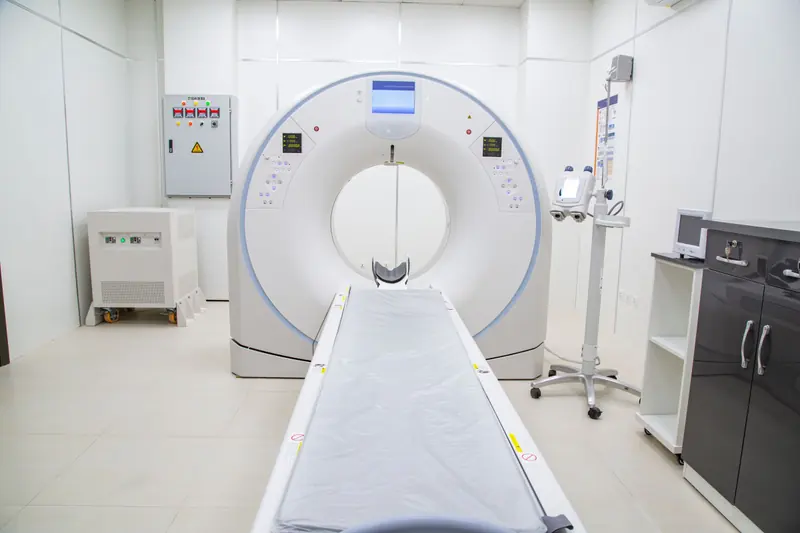 Tomógrafo dentro de una sala clínica, imagen ilustrativa.